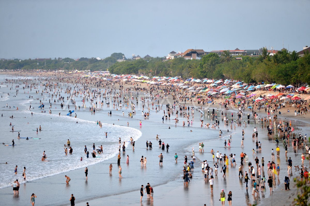 Kuta Beach is always crowded with locals and tourists